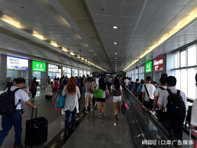 岸入境必经通道灯箱广告牌有哪些尊龙凯时人生就是搏平台福田口(图1)