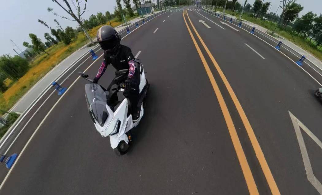 ta360联手MotoGP传奇马克马奎斯！凯时尊龙人生就是博重磅：中国品牌影石Ins(图3)
